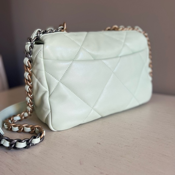 Chanel 19 season 22C brand new                    💚All inclusions ! - Picture 15 of 16